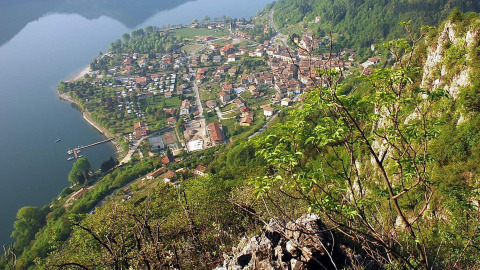 Udsigt over Lago Idro Glamping Boutique feriepark i Lombardiet, Italien, med sø og frodige bakker.