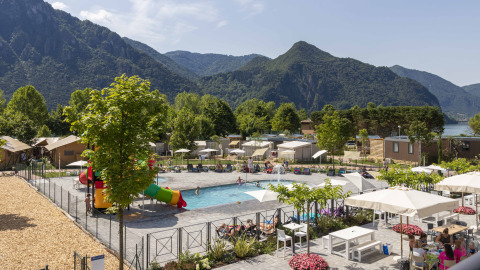 Il Lago Idro Glamping Boutique in Lombardia, Italia, ha piscina, scivolo per bambini e splendida vista monti.