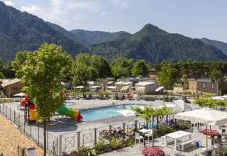 Il Lago Idro Glamping Boutique in Lombardia, Italia, ha piscina, scivolo per bambini e splendida vista monti.