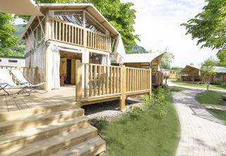 Außenansicht von Luxusunterkünften und Weg im Lago Idro Glamping Boutique in der Lombardei, Italien.