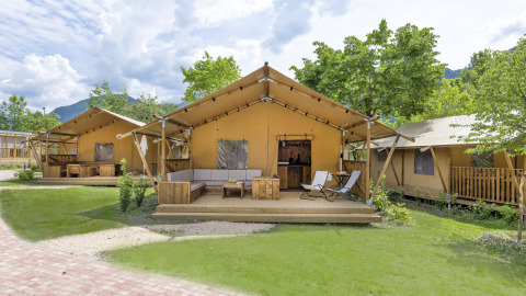 Tende glamping con terrazze in legno a Lago Idro Glamping Boutique in Lombardia, Italia, immerse nella natura.