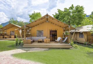 Tende glamping con terrazze in legno a Lago Idro Glamping Boutique in Lombardia, Italia, immerse nella natura.