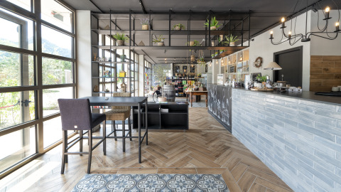 Helle, stilvolle Café mit Pflanzen und modernen Möbeln im Lago Idro Glamping Boutique, Lombardei, Italien.