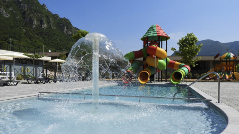 Wasserspielplatz mit Rutschen und Springbrunnen im Lago Idro Glamping Boutique in der Lombardei, Italien.