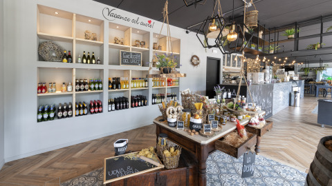 Tienda moderna y cafetería en Lago Idro Glamping Boutique con productos italianos y decoración acogedora.