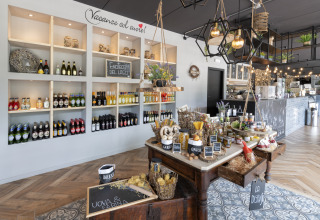 Tienda moderna y cafetería en Lago Idro Glamping Boutique con productos italianos y decoración acogedora.