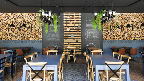 Modernes Restaurantinterieur im Lago Idro Glamping Boutique, Lombardei, Italien, mit Holzwand und Kreidetafeln.