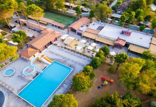 Vista aerea del Trasimeno Glamping Resort in Umbria, Italia, con piscina, scivoli e aree verdi.
