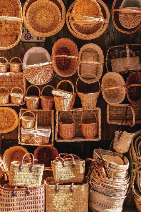 Diverse manden en tassen van vlechtwerk worden zonnig tentoongesteld nabij Cadaqués, Girona, Catalonië, Spanje.