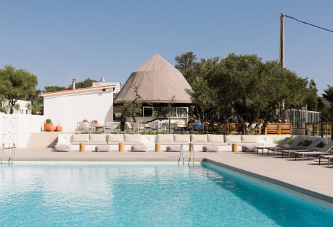 Buitenzwembad bij Wecamp Cadaqués vakantiepark in Catalonië, Spanje, met moderne lounge en zitplekken.