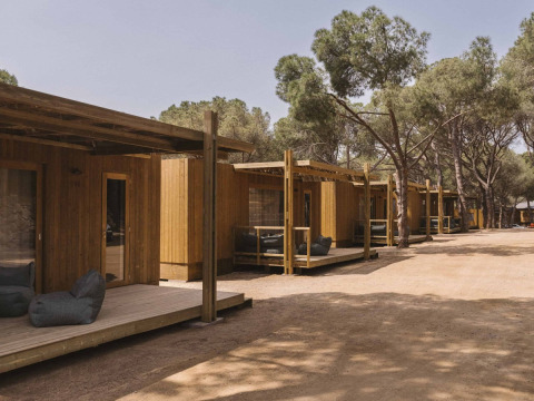 Bungalow in legno al Wecamp Cala Montgó, un villaggio vacanze in Catalogna, Spagna, tra pini e sentieri naturali.