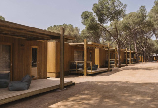 Bungalow in legno al Wecamp Cala Montgó, un villaggio vacanze in Catalogna, Spagna, tra pini e sentieri naturali.