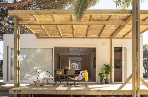 Cabane de vacances avec terrasse en bois et mobilier moderne au Wecamp Cala Montgó en Catalogne, Espagne.