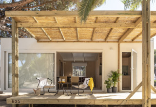 Feriehytte med træterrasse og moderne møbler på Wecamp Cala Montgó feriepark i Catalonien, Spanien.