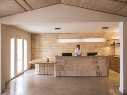 Reception di Wecamp Cadaqués, villaggio turistico in Catalogna, Spagna, con arredo moderno minimalista.