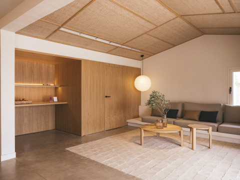 Soggiorno moderno al Wecamp Cadaqués, Catalogna, Spagna con pannelli in legno e arredamento minimalista.