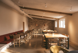 Zona pranzo minimalista ed elegante al Wecamp Cadaqués, villaggio vacanze in Catalogna, Spagna.
