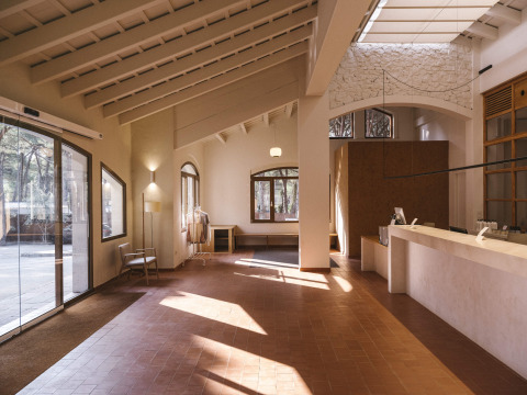 Heldere, moderne receptie met grote ramen en minimalistisch interieur in Wecamp Cala Montgó, Catalonië.