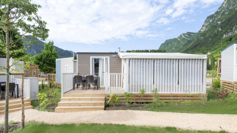 Foto des Chalets Cottage Clever mit Terrasse, Essbereich und Blick auf Berge unter blauem Himmel.