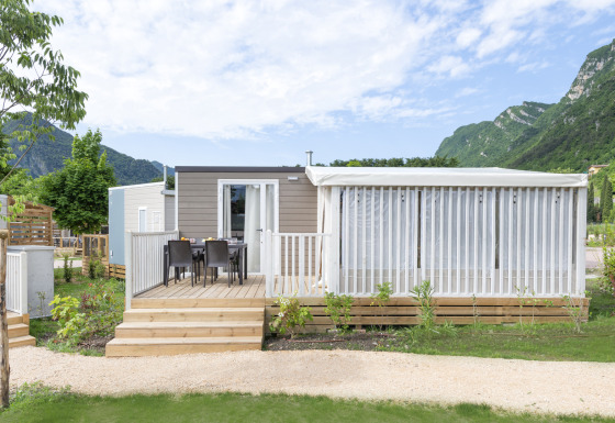 Foto des Chalets Cottage Clever mit Terrasse, Essbereich und Blick auf Berge unter blauem Himmel.