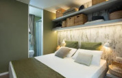 Schlafzimmer im Cottage Next L Evo im Chianti Glamping Resort, Italien, modern mit grünen Akzenten gestaltet.