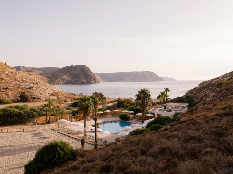 Vista sul villaggio turistico Wecamp Cabo de Gata in Andalusia, Spagna, con piscina, colline e mare sullo sfondo.