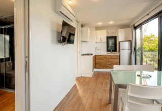 Interno moderno di una lodge Cottage Next XL Panorama presso Trasimeno Glamping Resort, cucina e vista.