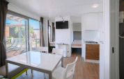 Interni moderni del Cottage Next XL Superior al Trasimeno Glamping Resort in Italia, vista terrazza.