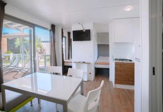 Interni moderni del Cottage Next XL Superior al Trasimeno Glamping Resort in Italia, vista terrazza.