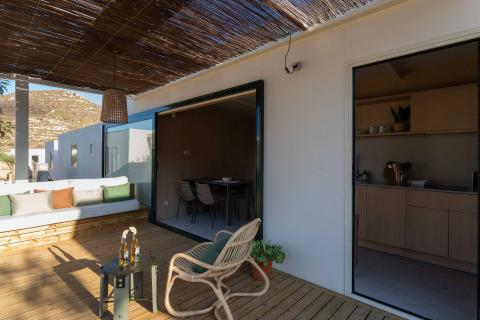 Buitenterras bij Mobil Home Family, Wecamp Cabo de Gata, Spanje met loungehoek, eethoek en keukenruimte.