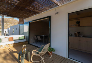 Buitenterras bij Mobil Home Family, Wecamp Cabo de Gata, Spanje met loungehoek, eethoek en keukenruimte.