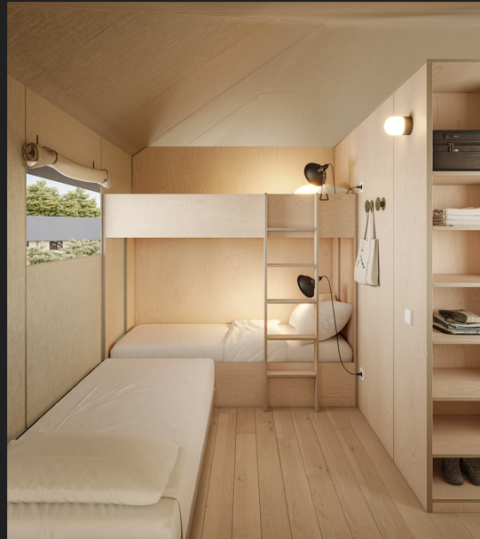 Moderne safaritent Lodge Family Plus met stapelbedden, opbergruimte en raam bij wecamp Cádiz, Spanje.