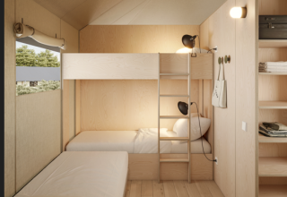Moderne safaritent Lodge Family Plus met stapelbedden, opbergruimte en raam bij wecamp Cádiz, Spanje.