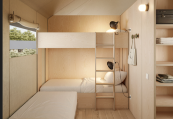Moderne safari-telt Lodge Family Plus med køjesenge, opbevaring og vindue hos wecamp Cádiz, Spanien.