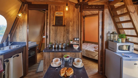 Interieur van Tipi Lodge bij Trasimeno Glamping Resort in Italië, met keuken en comfortabele slaapkamer.