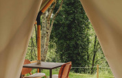 Uitzicht vanuit een safaritent bij Glamping Couple op Wecamp Cádiz, Spanje, met zitje en groene natuur.