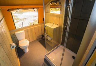 Badkamer in de safaritent 'Spotty Lodge' Ranger met douche, toilet en wastafel bij Trasimeno Glamping Resort.