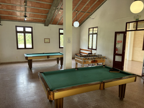 Spillerum på Wecamp Sao Miguel med billardborde og bordfodbold, beliggende i Alentejo, Portugal.