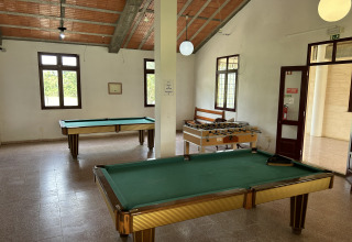 Spillerum på Wecamp Sao Miguel med billardborde og bordfodbold, beliggende i Alentejo, Portugal.