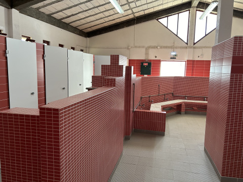 Bagni moderni con piastrelle rosse e bianche a Wecamp Sao Miguel, villaggio vacanze in Alentejo, Portogallo.