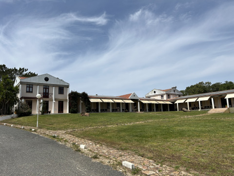 Parco vacanze Wecamp Sao Miguel in Alentejo, Portogallo, con edifici, prato e cielo azzurro.