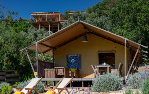Safaritent Lodge Family bij Wecamp Reserva Alecrim in Portugal, omgeven door natuur en houten terras.