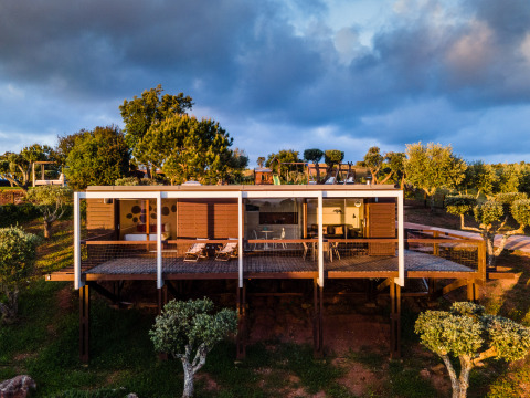 Bungalow Family in Wecamp Reserva Alecrim, Portugal; modern verblijf op palen tussen groene bomen en natuur.