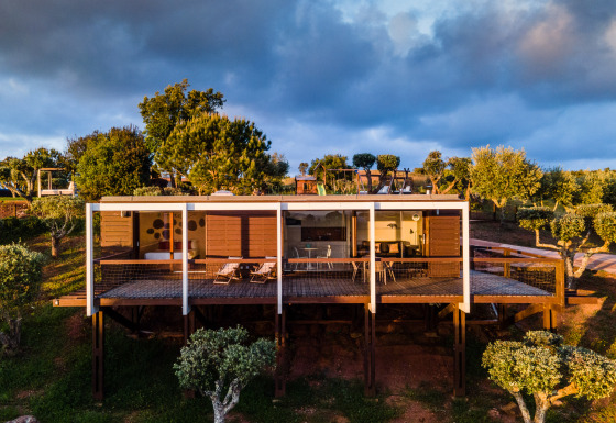 Bungalow Family in Wecamp Reserva Alecrim, Portugal; modern verblijf op palen tussen groene bomen en natuur.