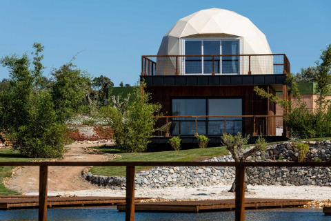 Moderne koepelwoning Duplex Do Lago lodge aan het water in Wecamp Reserva Alecrim, Portugal, omgeven door natuur.