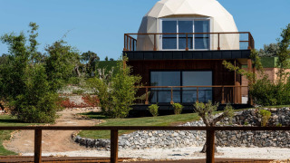 Moderne koepelwoning Duplex Do Lago lodge aan het water in Wecamp Reserva Alecrim, Portugal, omgeven door natuur.