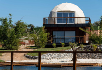 Lodge Dome House Duplex Do Lago moderne à Wecamp Reserva Alecrim, Portugal, au bord de l’eau et verdure.