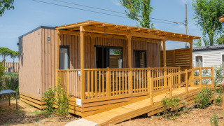 Cottage Next XL 4 All, un lodge moderno con veranda in legno, rampa d’accesso e circondato dal verde.