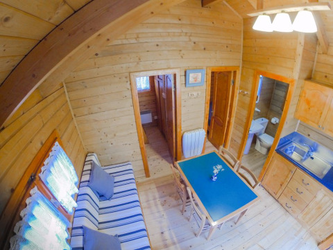 Interno in legno del Bungalow Comfort al campeggio Bedura Park in Spagna, visto dall’alto.