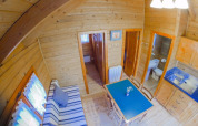 Gemütliches Innenraumfoto vom Bungalow Comfort auf dem Campingplatz Bedura Park in Spanien.